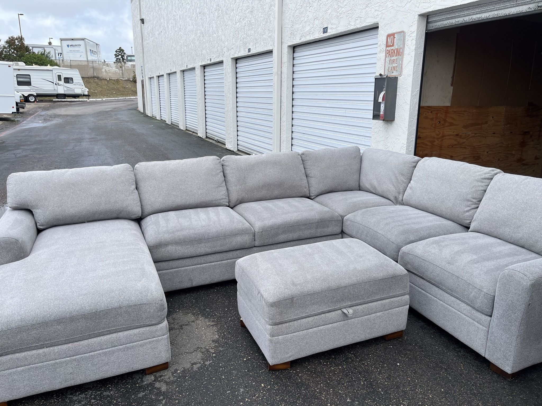 Thomasville Langdon Fabric Sectional with Ottoman- Delivery Available 🚗