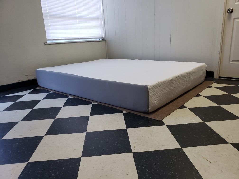 Queen size mattress - can DELIVER almost anywhere for $20 extra - gently used and in LIKE NEW condition 😍
