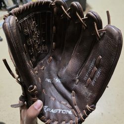 Easton 12.5” Softball Glove – Genuine Leather – Great Condition