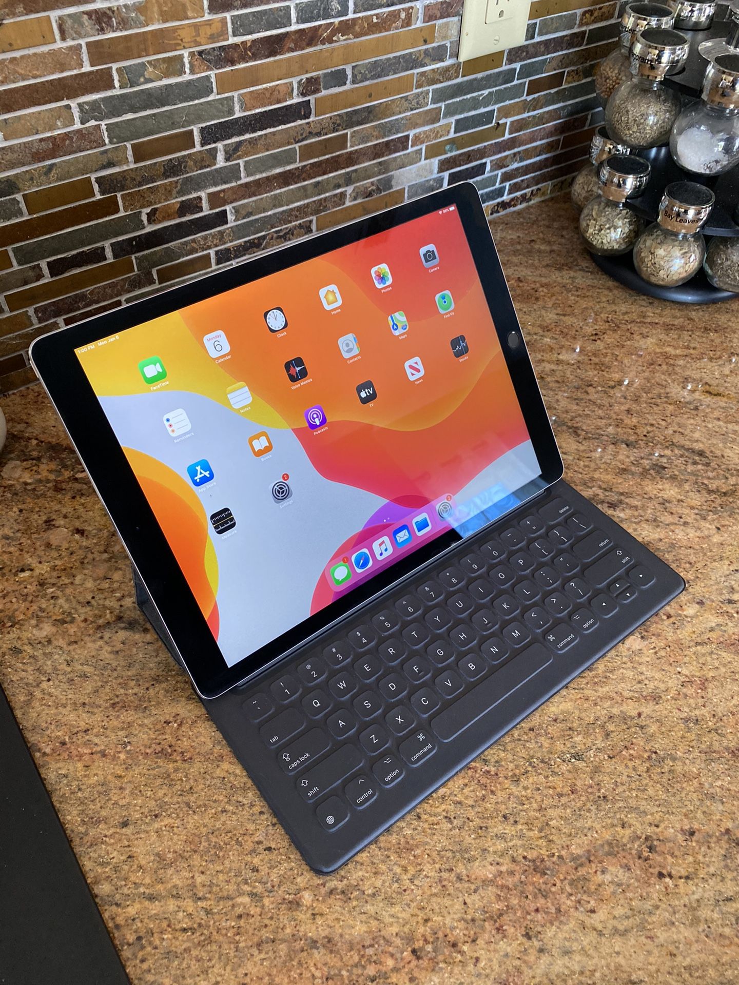 iPad Pro (12.9-inch) 2015 128gb Model Number: A1584 Space Gray