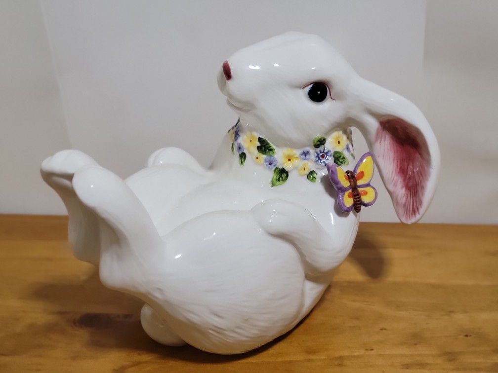 Decorative Bunny Sculpture 🐰 Like New See Pictures 