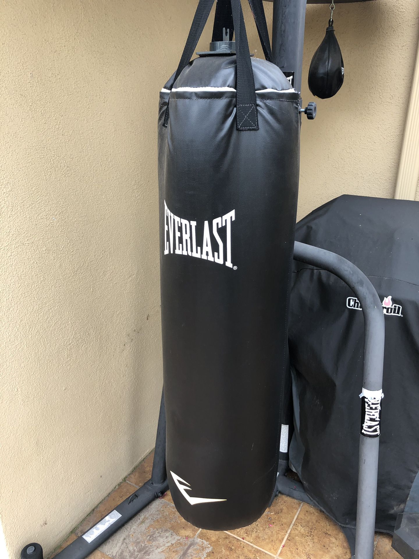 Everlast heavy bag and speed bag