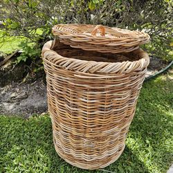 Sturdy, round wicker basket with lid