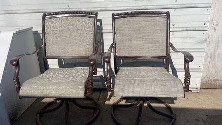 2 Aluminum swivel rocking patio chairs 🚚 extra
