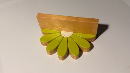 Daisy flower wall shelf