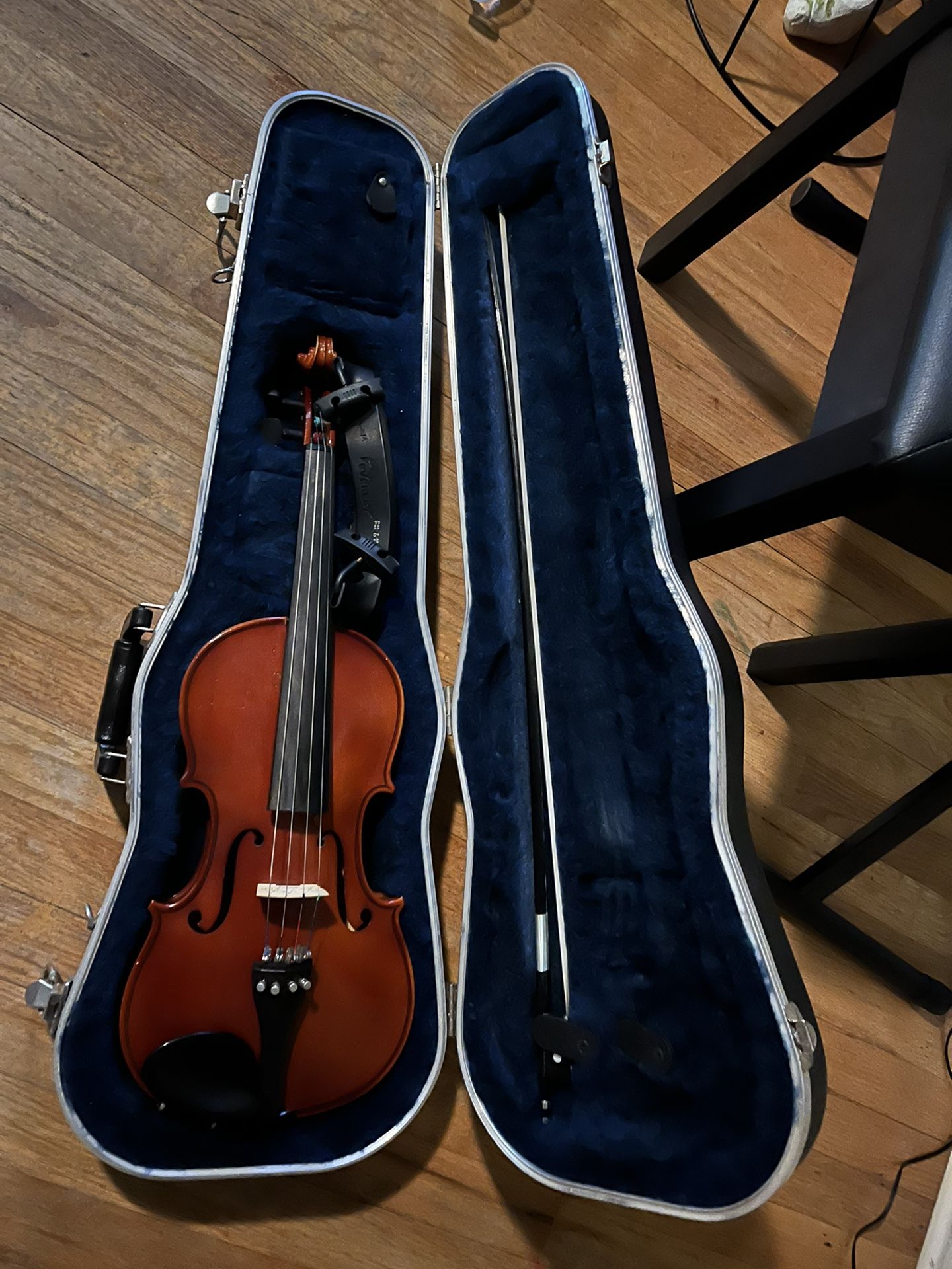 SKB VIOLIN INCLUDES STAND 