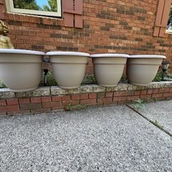 Beautiful Brand New4 Pots have a plastic