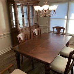 Broyhill Dining Room Set - Table, 6 Side Chairs, 2 Arm Chairs, Sideboard (Buffet ), & Hutch