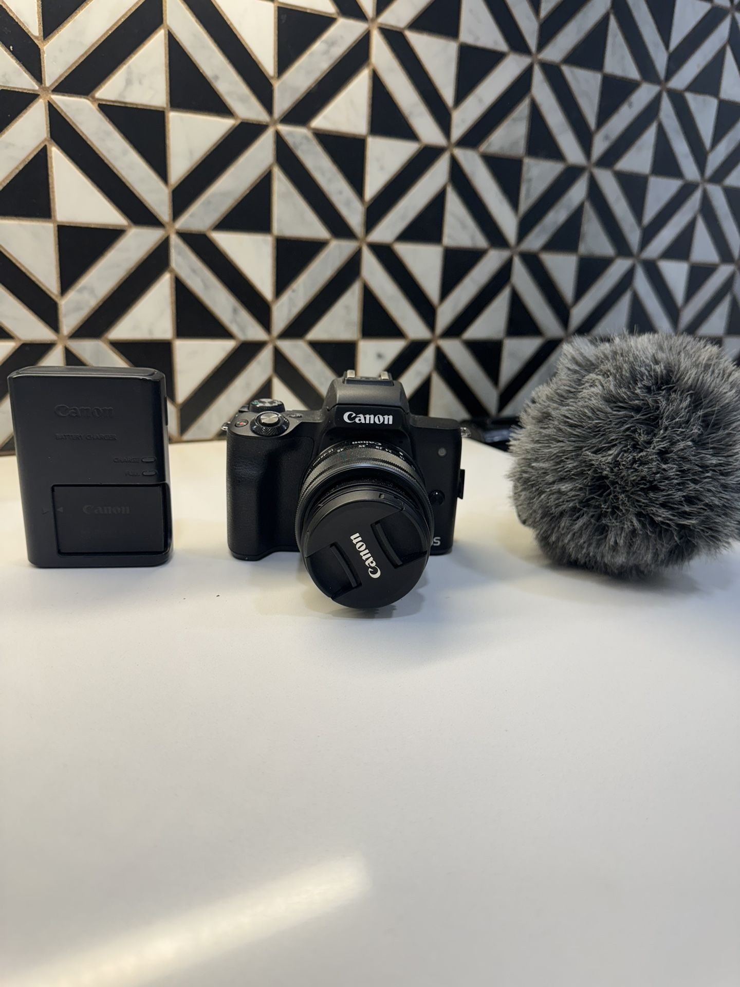 Canon EOS M50 | 15-45mm Detachable Lens | Microphone