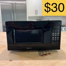 Seasons 0.7 Cu. Ft. Compact Black Microwave (SELLING FOR $30)