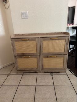 Shoe cabinet
