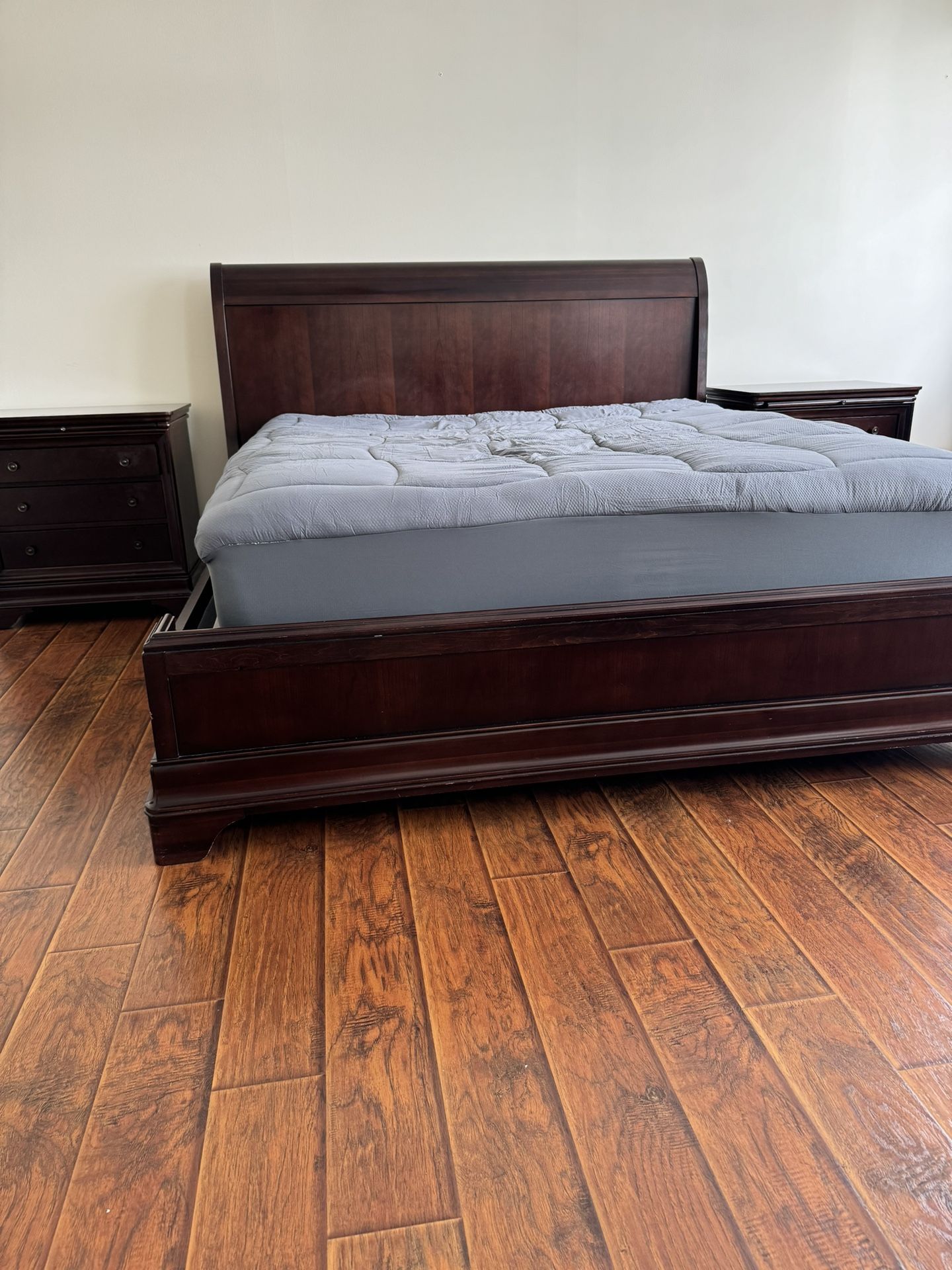 Wood Bed Frame, 2 Nightstands, Dresser & Mirror