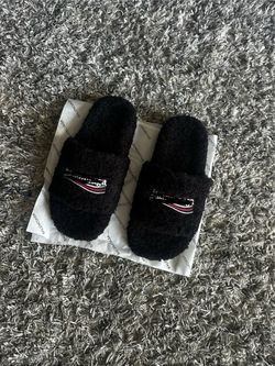 Black balenciaga fur slides