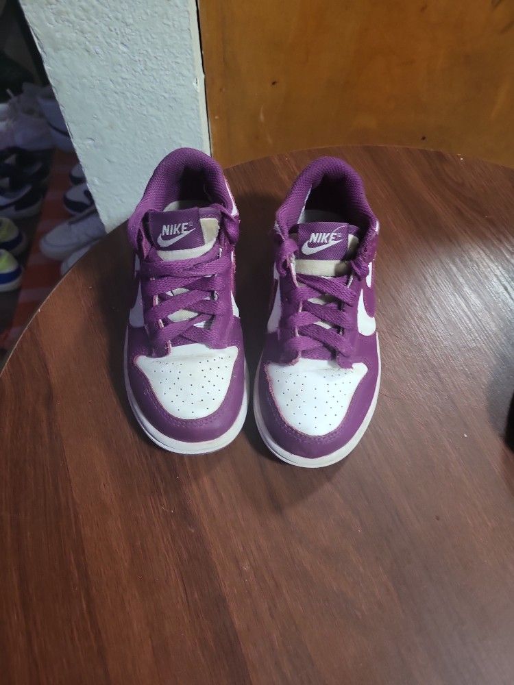 Nike girls size eleven children's shoe