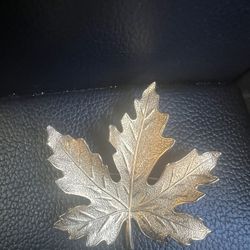 VINTAGE GOLD TONE /TEXTURED LEAF BROOCH