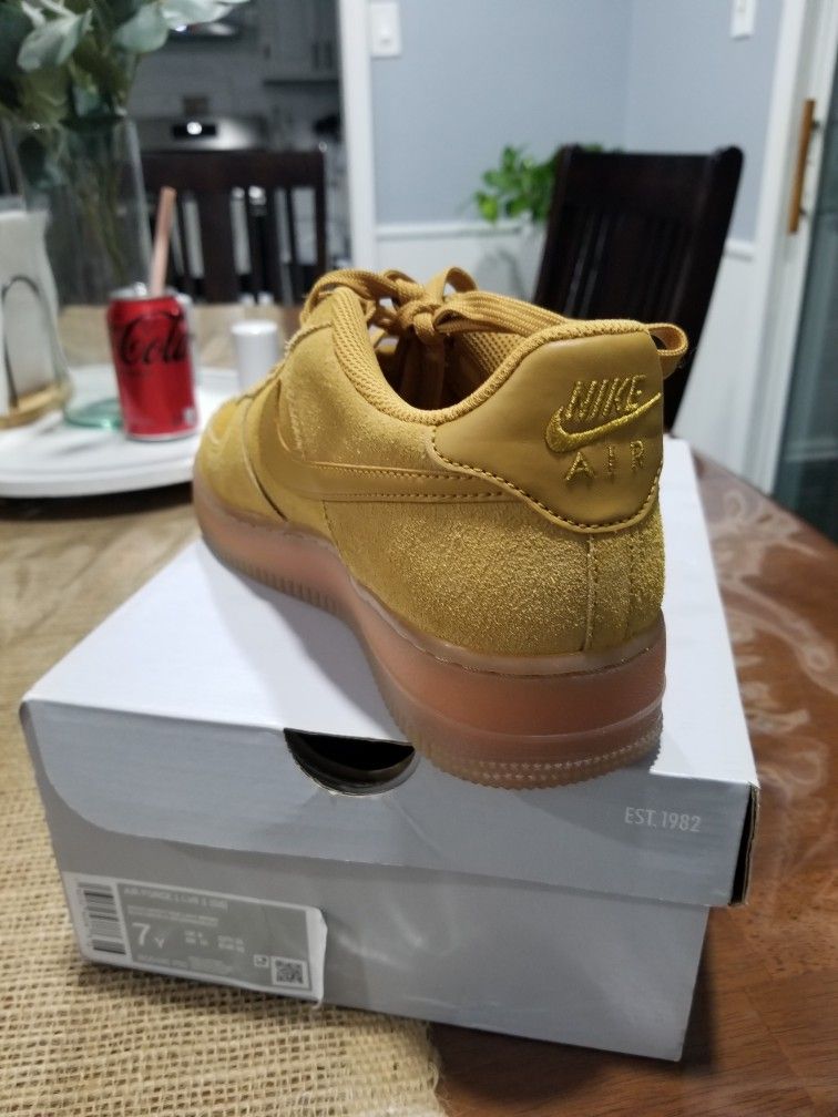 Like new Boys Nike Air Force one Size 7y Boys shoes