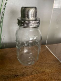 Mason jar cocktail shaker