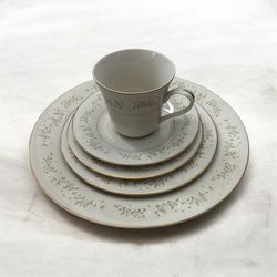 Grandmillennial Cottagecore Vintage Berkeley House Fine China Heirloom 1035 Japan Gold Trim - Set of 4 Place Settings (20 Pcs)
