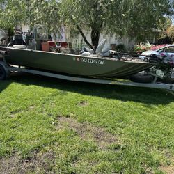 CRESTLINER FISHING BOAT
