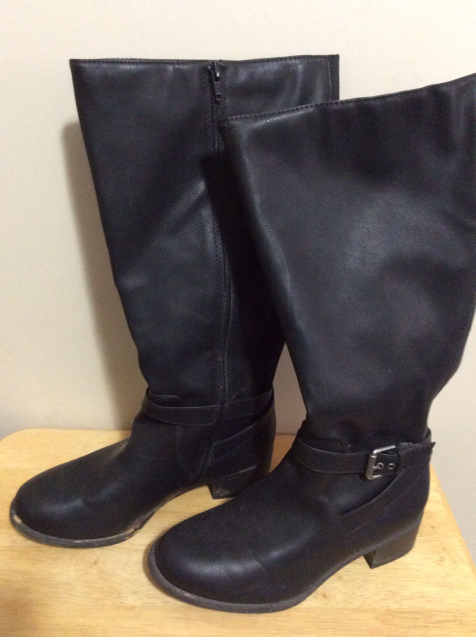 A GENTLY USED PAIR OF WOMENS BLACK BOOTS - Sz 6.5 W