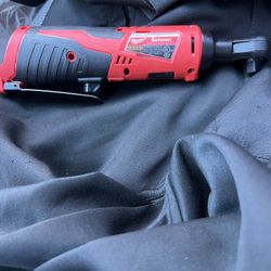 Milwaukee M12 12V Lithium-Ion Cordless 3/8 in. Ratchet 2- M12 Xc3.0 Batteries 