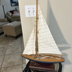 VINTAGE MODEL SLOOP SAILING BOAT