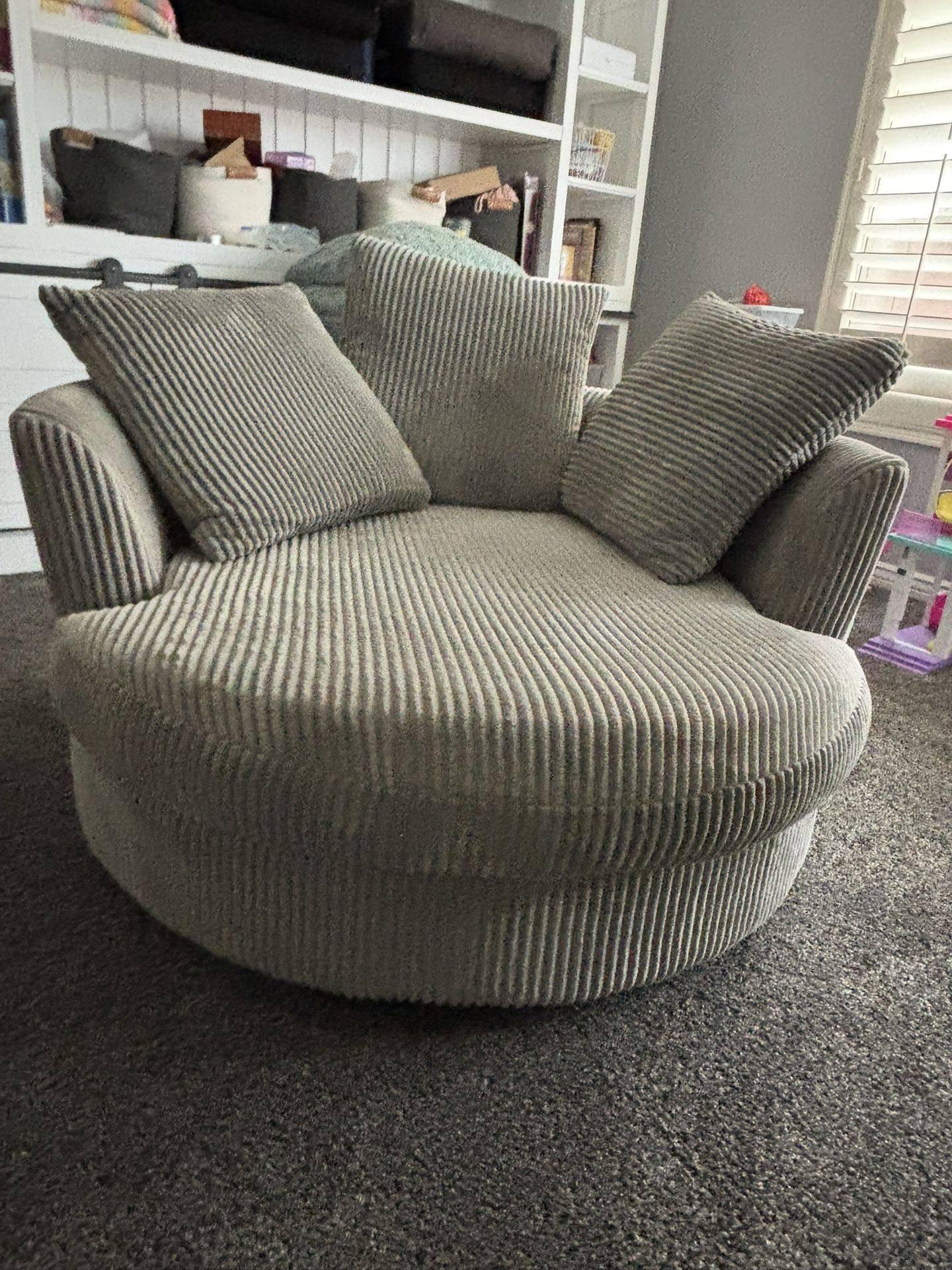 Round swivel chair