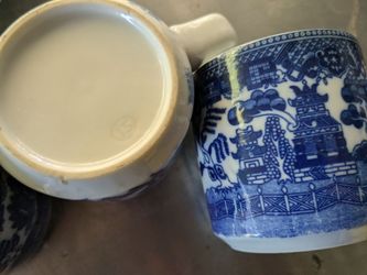 Set of 6 Blue Willow Style Made in Japan mugs & extra large mugs