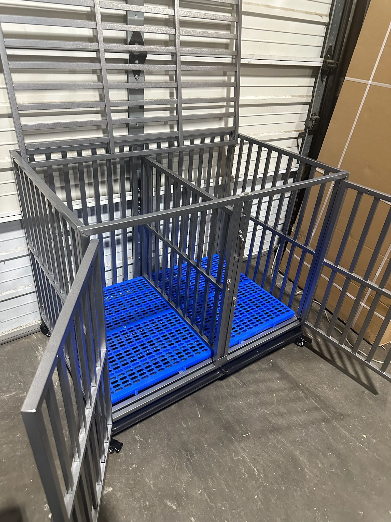 Heavy Duty Dog Crate With Divider and Blue Floor Grid, 43” Dog Kennel Dog Cage Dog House