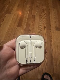 Genuine OEM 3.5mm Jack Apple iPhone Wired Earpods In Case.