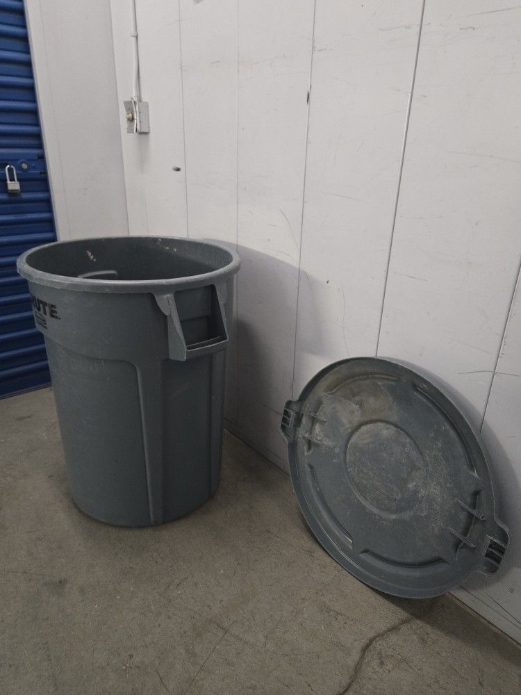 Restaurant Quality Trash Barrel With Lid