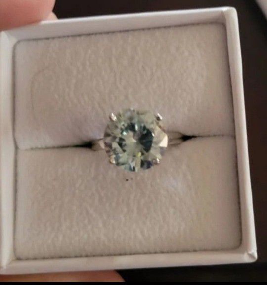 Beautiful 4.0 Ct Vvs1 White Blue Green Moissanite Diamond .925 Silver Ring

Size: 7

