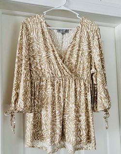 NEW Almost Famous Top 3/4 Sleeves Zebra Print V Neck Sz M
