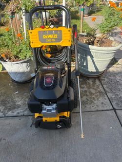 Dewalt 3300 PSI 2.4 GPM Gas Pressure Washer with Honda GCV200 Engine, Heavy-Duty Commercial Cold Water Power Cleaner 370