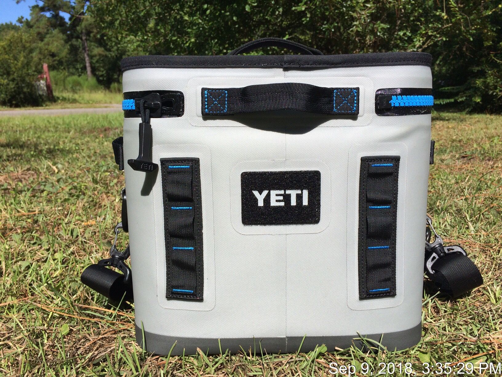 2018 Yeti Hopper Flip 12 Soft Side Cooler Fog Gray / Tahoe Blue