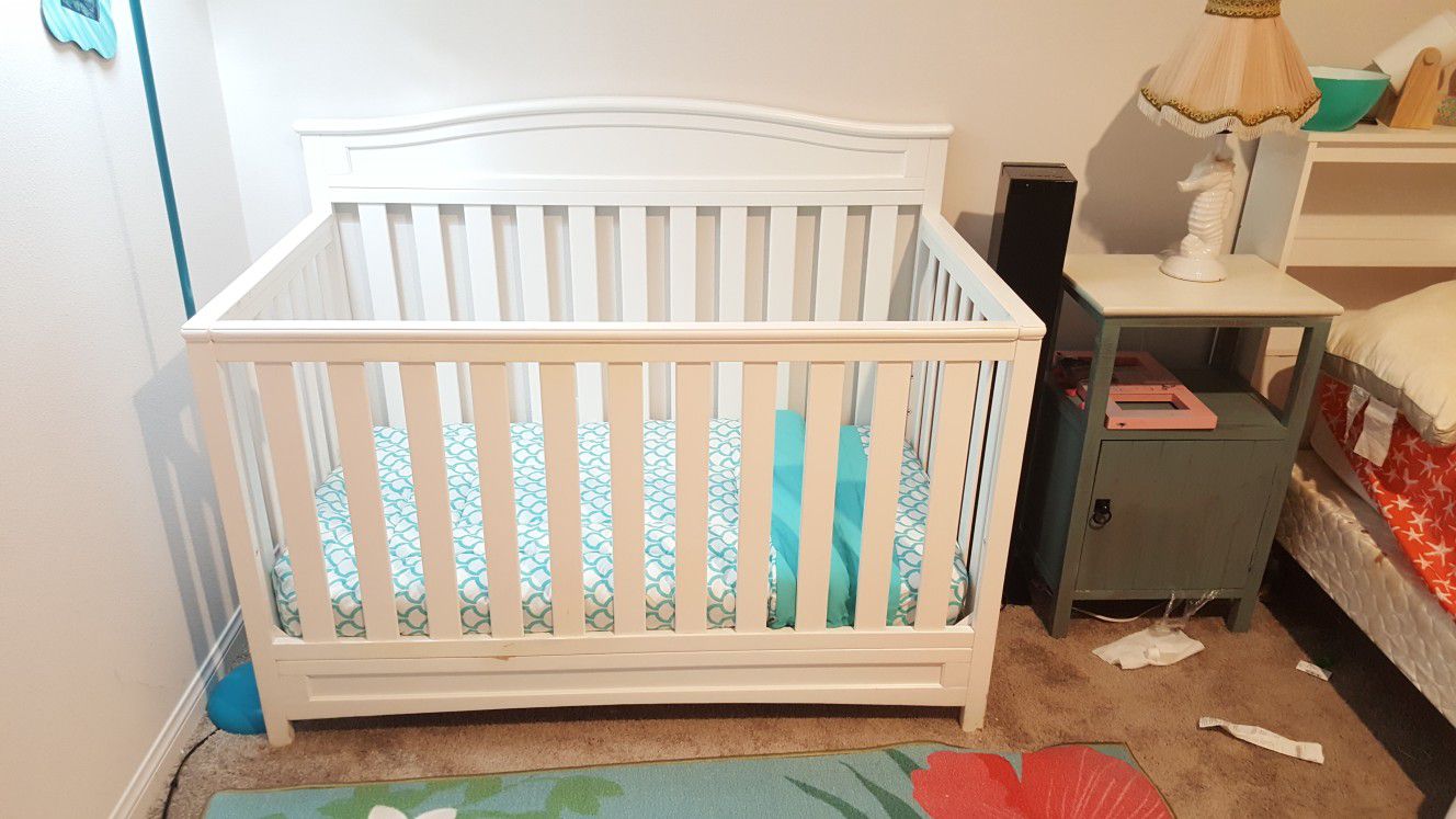 Crib turns into toddler bed