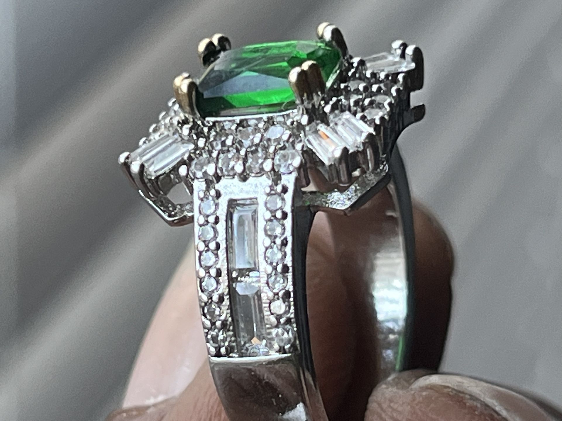 🎅🏾 8.5-9size Women’s Ring Emerald Style Cut Stone 200$
