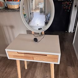 Vanity With Light Up Mirror And Chair 