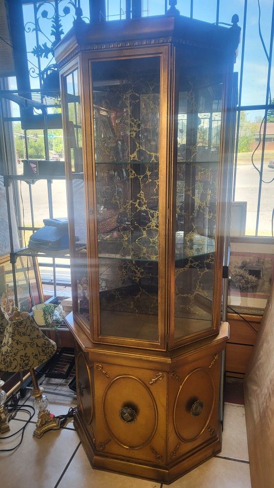 Nice Vintage Curio Cabinet With 2 Shelves