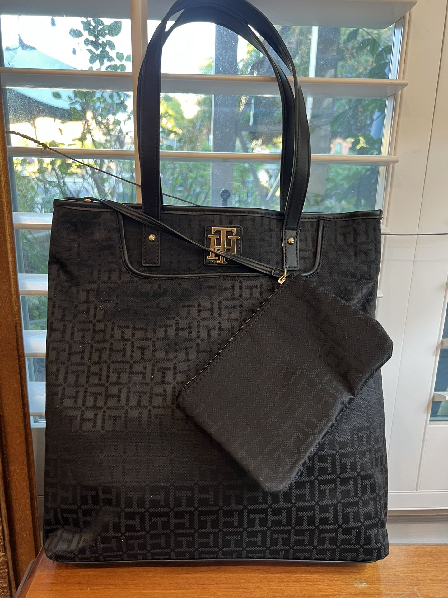 NWT BLACK TOTE/HANDBAG TOMMY HILFIGER BAG COMES WITH SMALL TOTE BAG