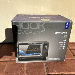 Lowrance Hook Reveal 7 Inch Fish Finders with Transducer, Plus Optional Preloade