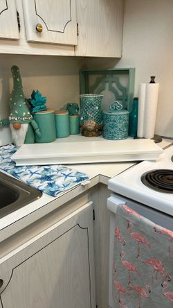 White floating shelf
