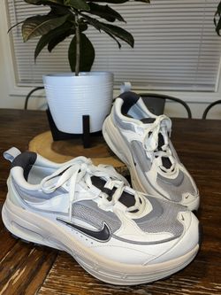 Women’s 7.5 Air Max Bliss Sneaker