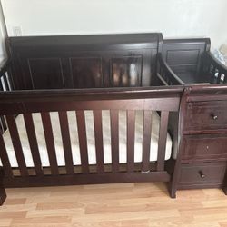 Baby crib in good condition, solid wood. Includes changing table and storage drawers. Comes with mattress. Clean and ready to use. Pickup in Miami. Av