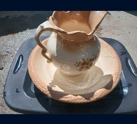 Hi I'm selling this Vintage wash basin Pitcher and bowl