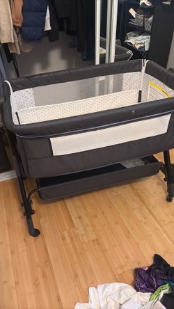 Bed side bassinet