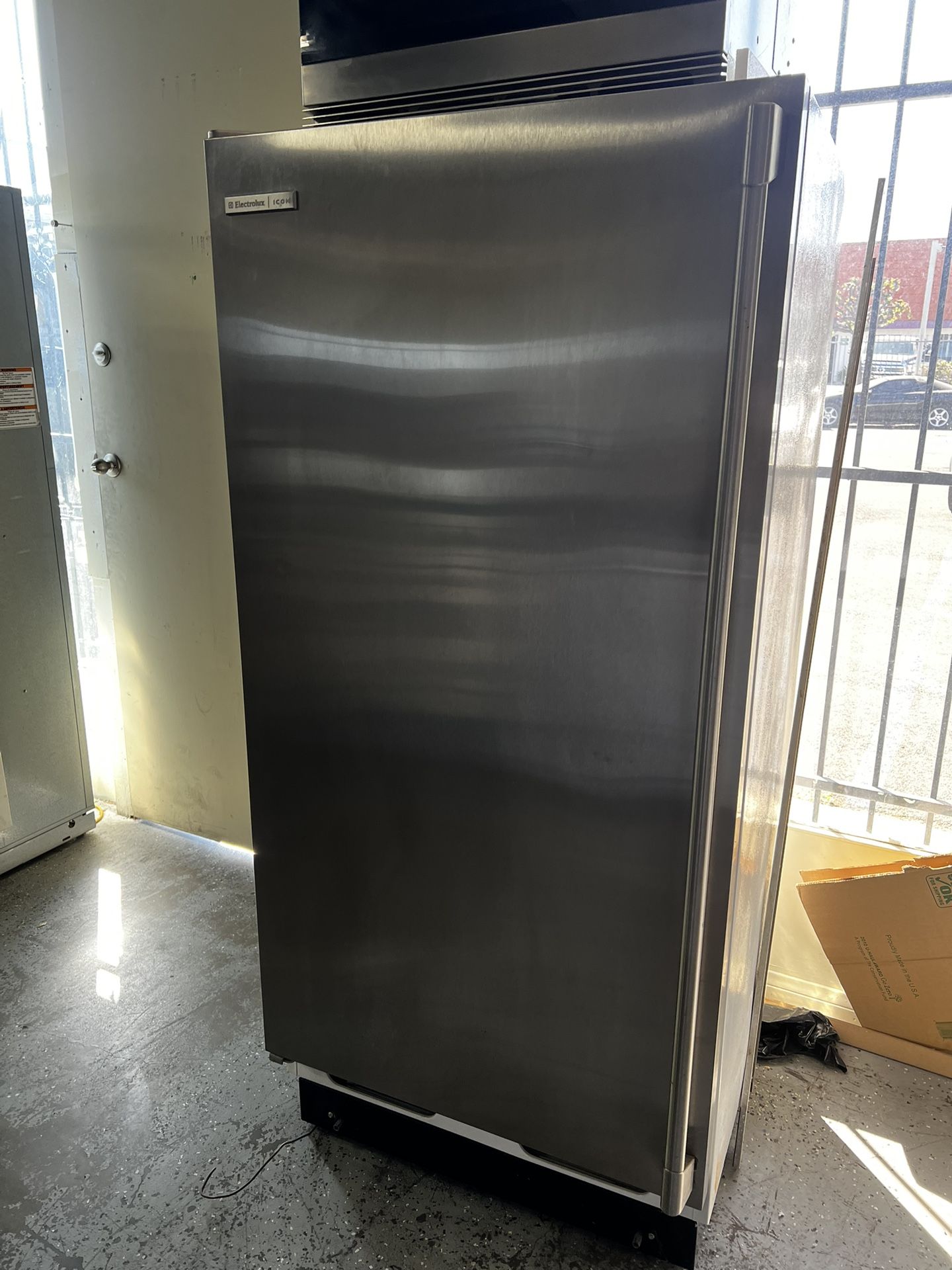 ELECTROLUX UPRIGHT FREEZER WITH INTERNAL ICE MAKER
