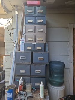 Metal tool cabinet
