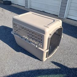 XLG 40 X 30 X 23 INCH DOG KENNEL IN EXCELLENT CONDITION READY TO USE