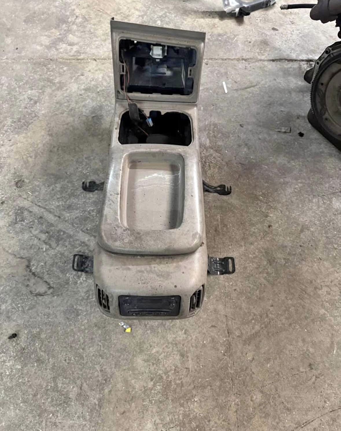 03-07 chevy silverado gmc sierra center console tan